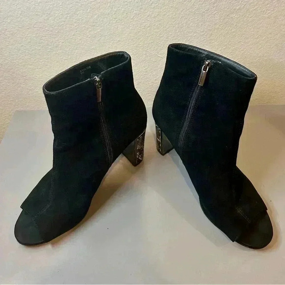 🖤🩶”Tahari” Black Suede Peep Toe Booties w/Snakeskin Print & Metallic Heel🖤🩶 - Picture 1 of 10